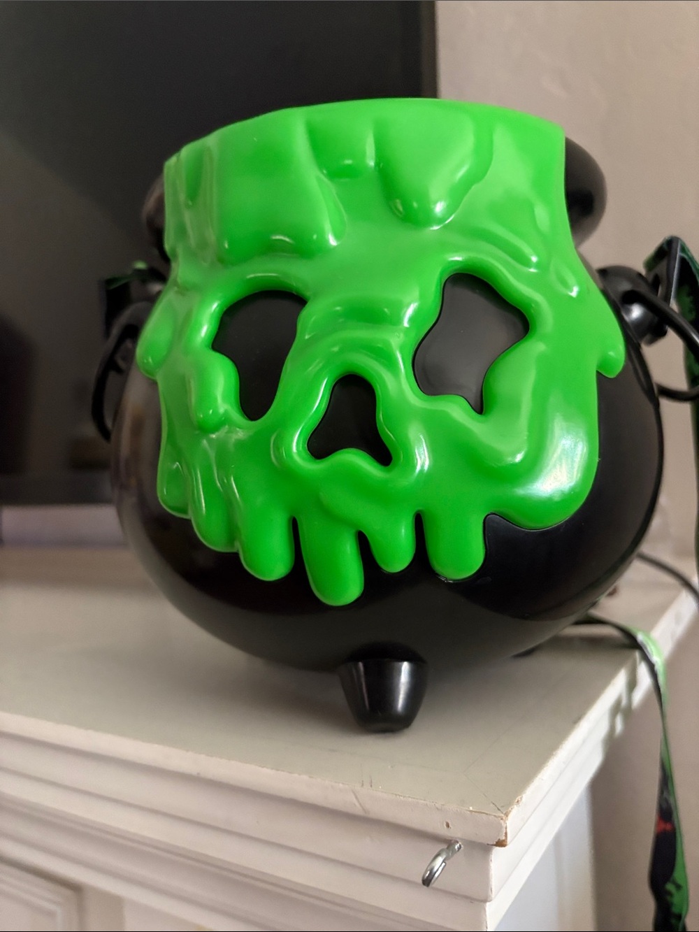Disney parks  Halloween popcorn cauldron glows